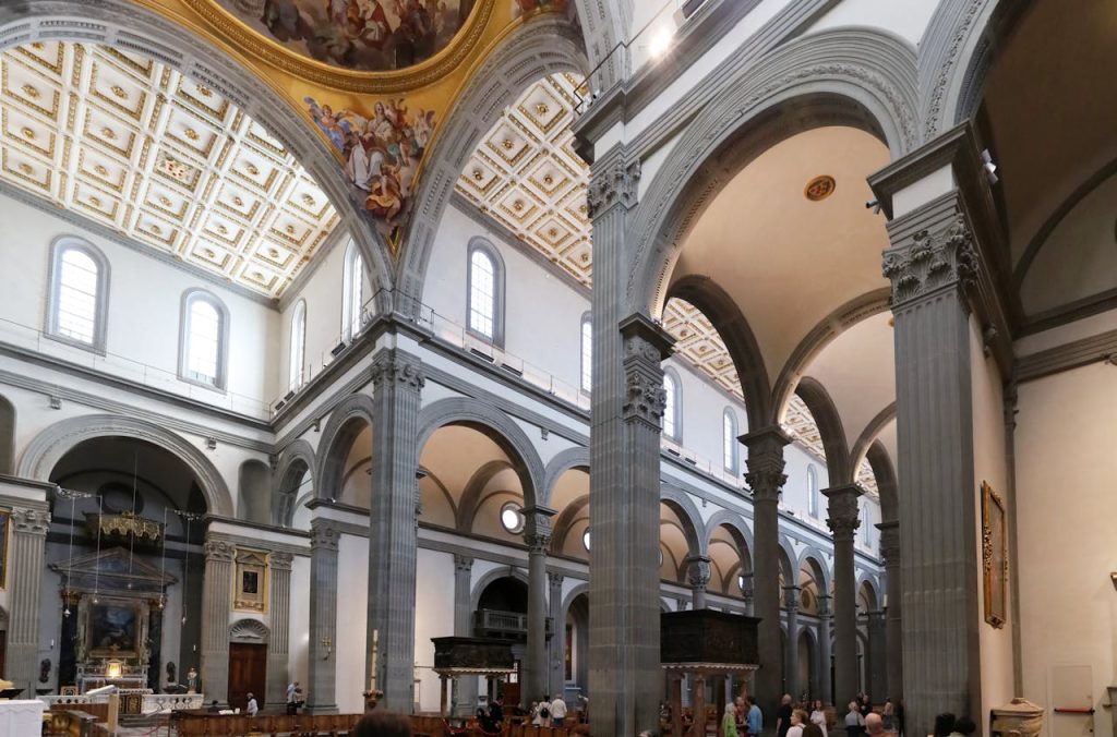 stunning-interior-of-basilica-in-florence-italy-32359158